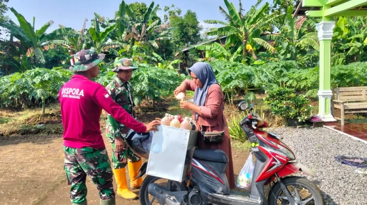 Satgas TMMD Sragen Borong Jamu Keliling, Perkuat Kedekatan dengan Warga