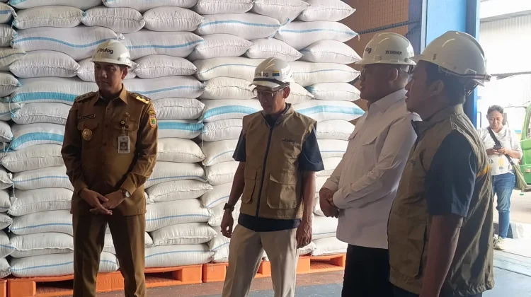 Anggota DPR RI Adik Sasongko Pastikan, Stok Gudang Beras Bulog Telukan Aman