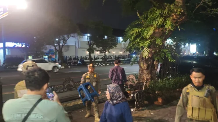 Efek Jera, Satpol PP Solo Tahan Kursi Coffee Shop yang Menyalahi Aturan