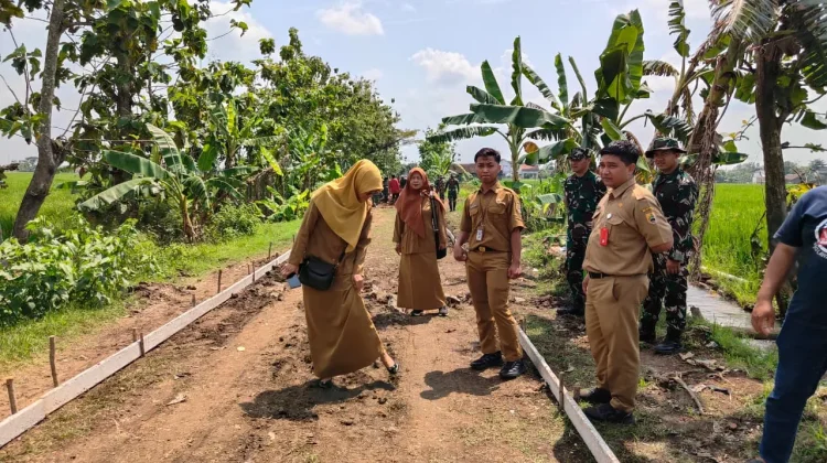 Dinas PMD Sragen Pastikan Kualitas Cor Blok TMMD Desa Puro