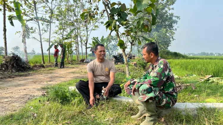 Satgas TMMD dan Polisi Bertemu Teman Lama di Lokasi Pekerjaan