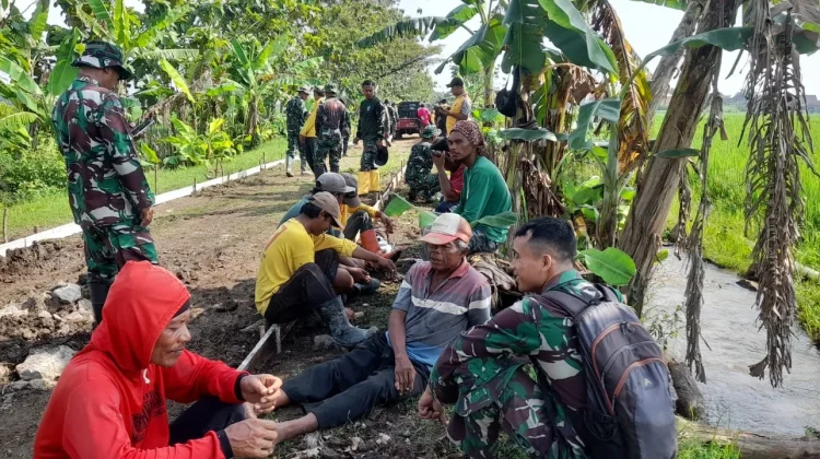 Canda Tawa Satgas TMMD Warnai Suasana Pembangunan di Desa Puro