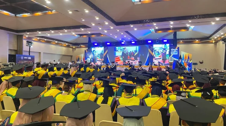 Wisuda ke-80 Unisri: Rektor Kukuhkan 453 Sarjana dan Magister Baru
