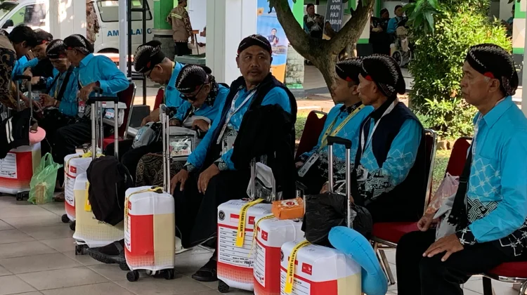 Unik! Nguri-uri Budaya, Kloter 40 Asal Kabupaten Jepara Menggunakan Blangkon
