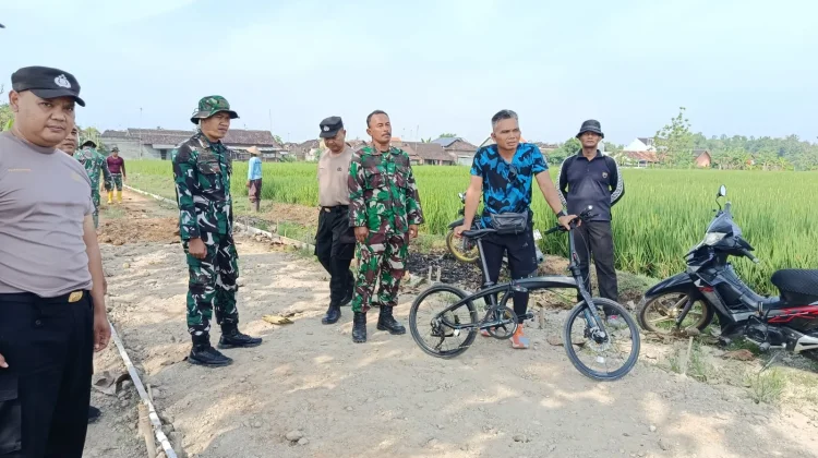 Gowes Pagi, Kasdim Sragen Tinjau Proyek Pengecoran Jalan TMMD di Desa Puro
