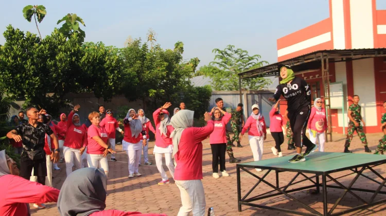Sinergitas tanpa Sekat, Satgas TMMD Sragen Senam Bareng Komunitas Buseli
