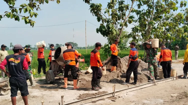Semangatnya Senkom Mitra Polri Dukung Pengecoran Jalan TMMD di Desa Puro Sragen