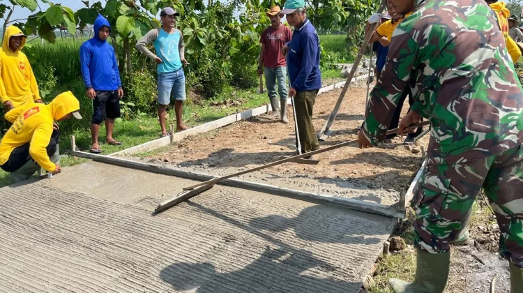 Sentuhan Detail Satgas TMMD, Mengukir Keamanan di Atas Beton Desa Puro