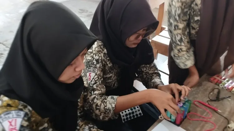 SEB SMA BK 3 Teras Boyolali Gelar Pelatihan Pembuatan Batre Pack