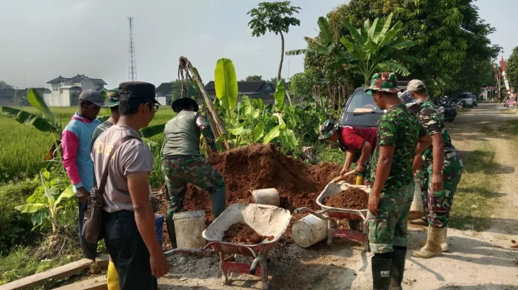 Wujudkan Kemanunggalan, Satgas TMMD Sragen dan Warga Kebut Pengecoran Jalan