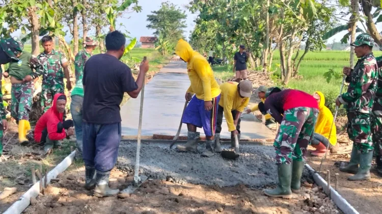 Satgas TMMD dan Warga Kejar Pengecoran Jalan jelang Penutupan