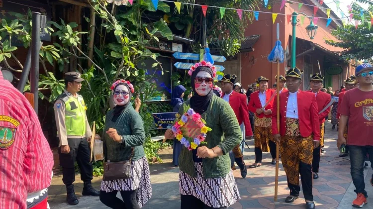 Kirab Budaya Pokdarwis Jateng Meriahkan Jalanan Solo, Finish di Kauman