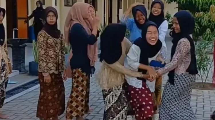 Kuatkan Karakter Siswa ,SMPN 21 Solo Gelar Adol Basreng