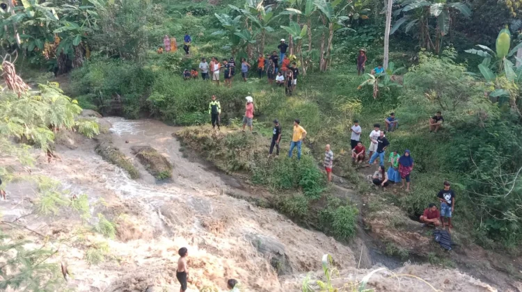 Diterjang Air Bah Kiriman, Tiga Anak Terjebak di Tengah Sungai Gembong