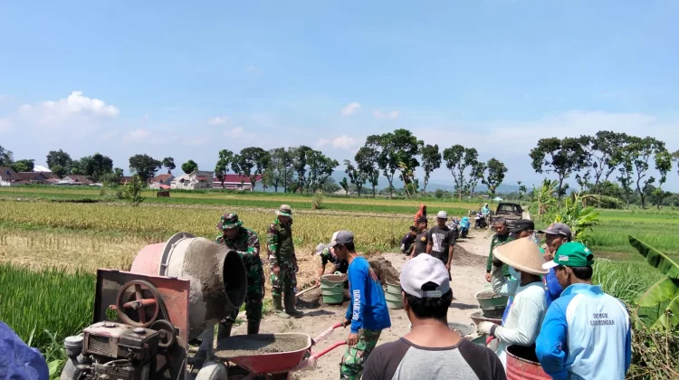 Wujudkan Kemanunggalan, TNI-Rakyat Klaten Gotong Royong Cor Jalan Desa