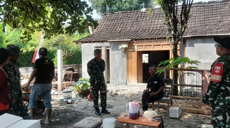Babinsa Desa Puro Pantau Progres RTLH TMMD agar Tepat Waktu