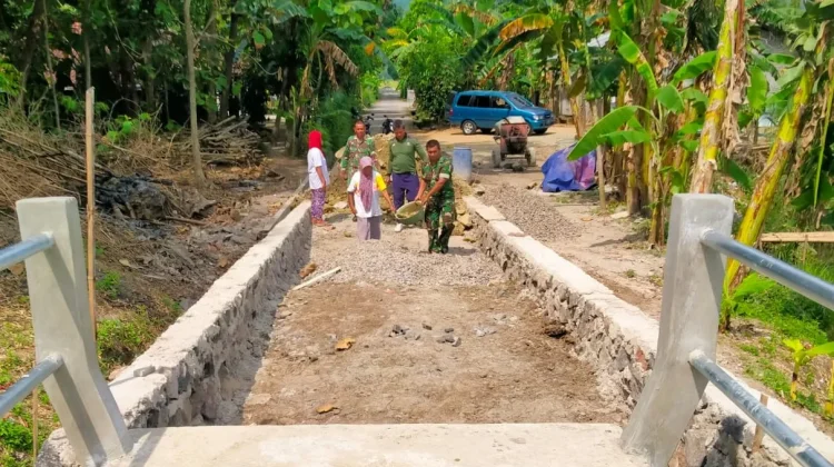 Wujud Gotong Royong, Kaum Ibu di Bayat Klaten Turun Tangan Bangun Jembatan Garuda