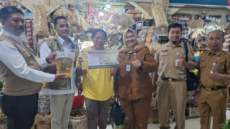 Kendalikan Harga Pasar, Bulog Distribusikan 295.973 Liter MinyaKita di Solo