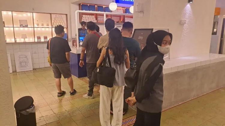 Budaya Antre Membentuk Kesadaran Sosial Masyarakat Modern Indonesia