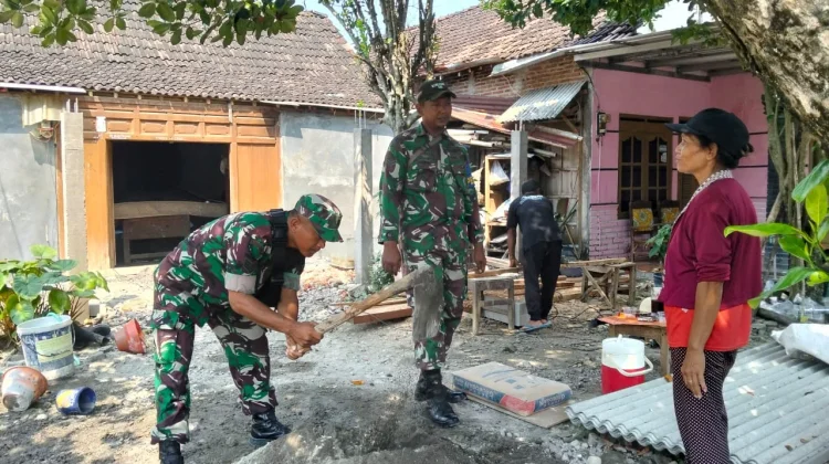 TMMD Reguler 128 Sragen, Ibu Wawik Haru Lihat Progres Bedah Rumah
