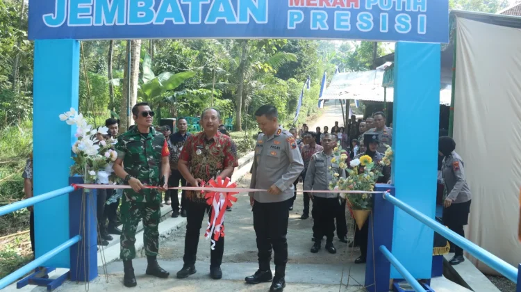 Kapolres Karanganyar Resmikan Jembatan Merah Putih, Mudahkan Akses Anak Sekolah