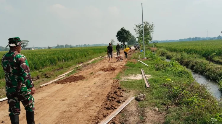 Sinergi tanpa Batas di Desa Puro, Jalan Belum Kelar, Lampu Sudah Berpijar
