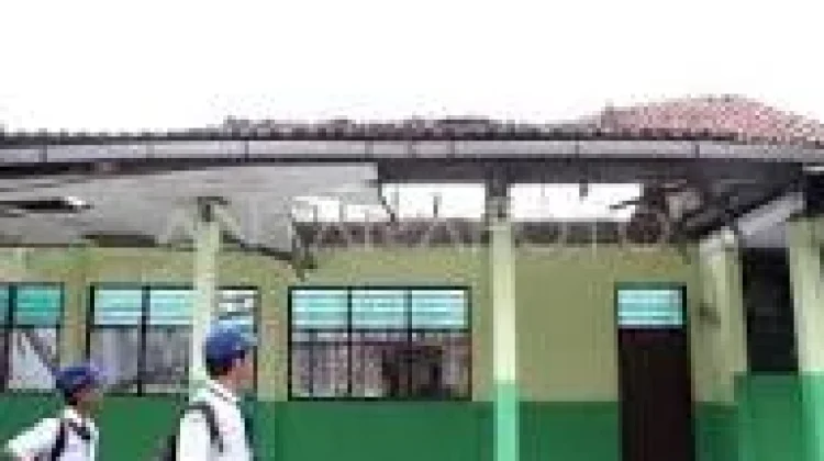 Sekolah Tua Roboh, Keselamatan Siswa Jadi Sorotan Utama