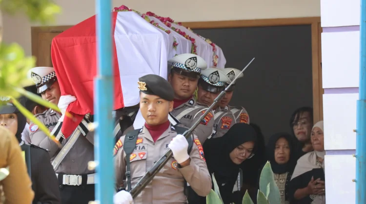 AIPDA Andi Dimakamkan, Polri Beri Penghormatan Terakhir