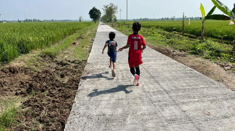 Anak-anak Manfaatkan Jalan TMMD di Sragen untuk Bermain
