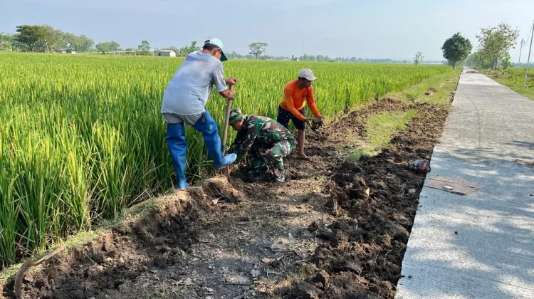 Satgas TMMD dan Warga Rapikan Sisi Jalan Cor di Sragen