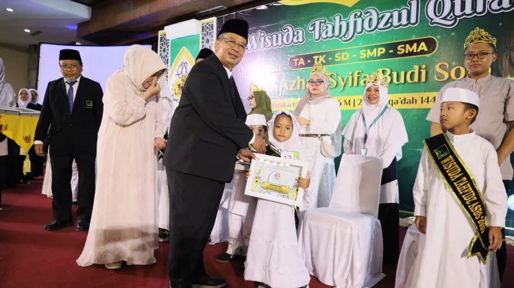 Al-Azhar Syifa Budi Solo Wisuda 294 Hafiz, Tiga Siswa Hafal 30 Juz