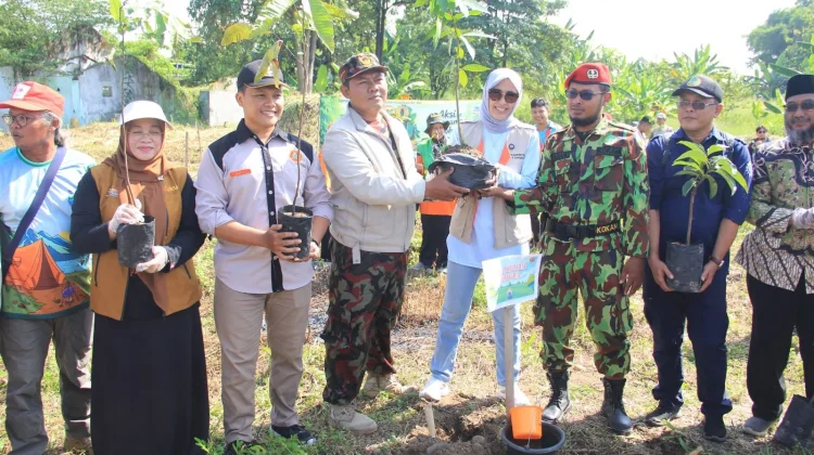 Milad ke-94, Pemuda Muhammadiyah Solo Hijaukan DAS Bengawan Solo