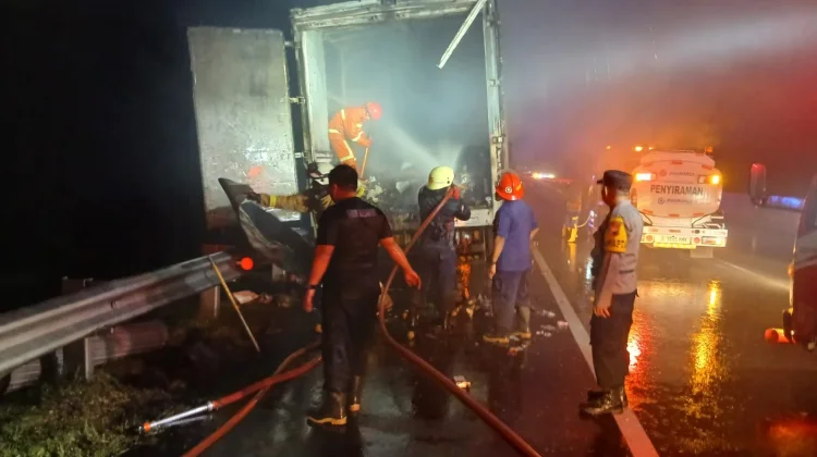 Truk Ekspedisi JNE Terbakar di Tol Solo-Ngawi KM 534 Sragen, Ribuan Kg Paket Hangus