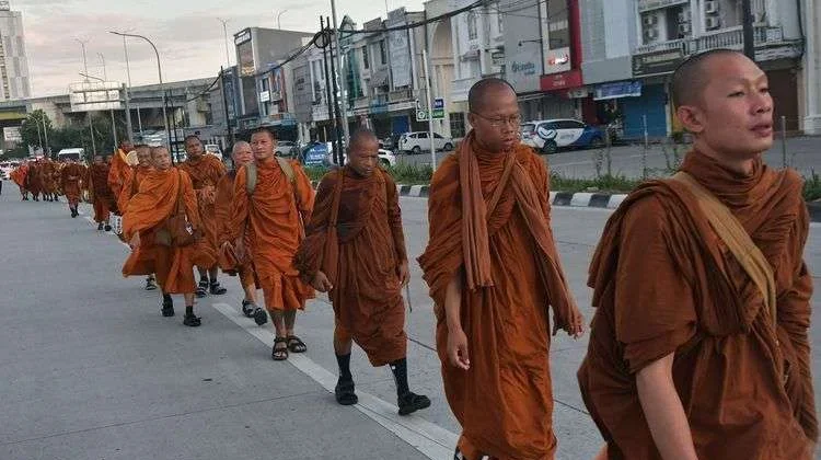 Perdana Bhikkhu Thudong Melewati Kota Solo, Begini Rute Kegiatannya