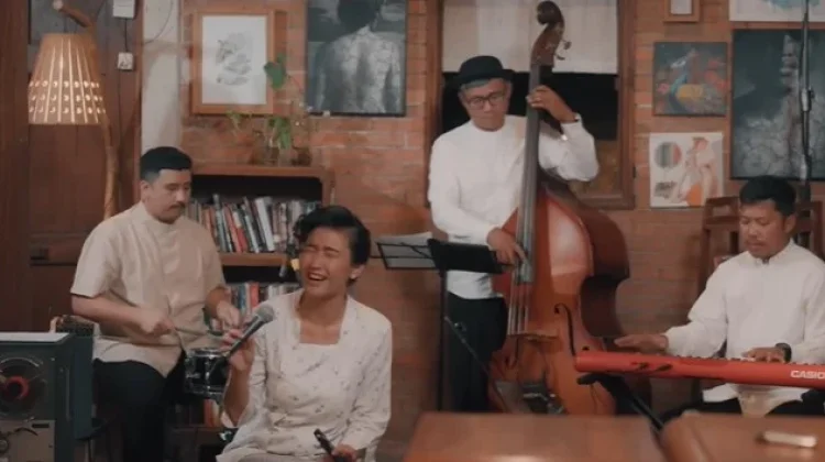 Lirik Lagu Tiga - Natasya Elvira ft Societeit De Harmonie