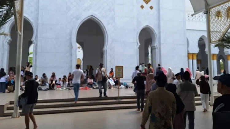 Libur Panjang, Kunjungan ke Masjid Sheikh Zayed Tembus 20.000 Orang Perhari