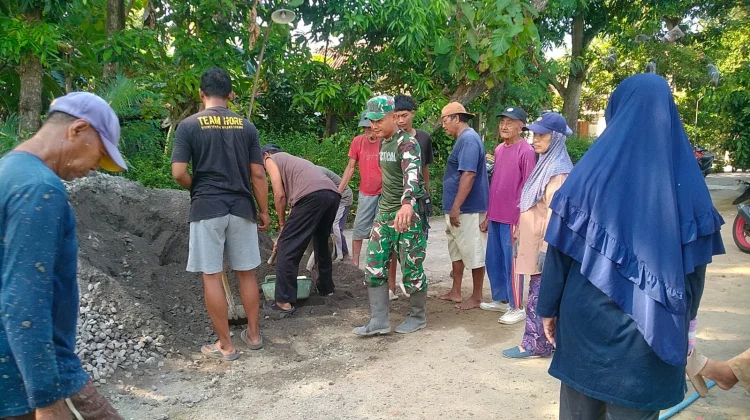 TNI dan Warga Burikan Klaten Gotong Royong Ngecor Jalan Jembatan Garuda