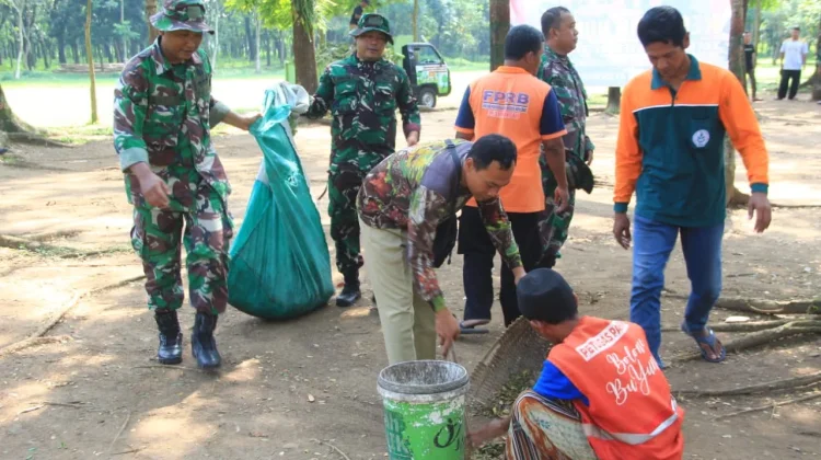 Satgas TMMD dan Warga Bersihkan Taman Harmoni Sragen