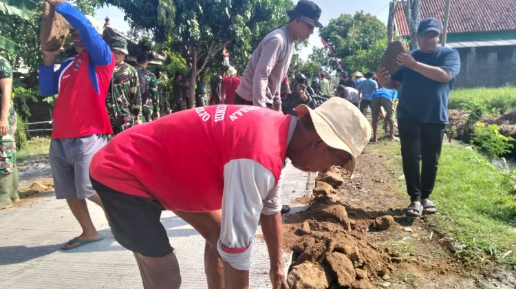 Semangat Gotong Royong Kakek 74 Tahun Warnai TMMD Sragen