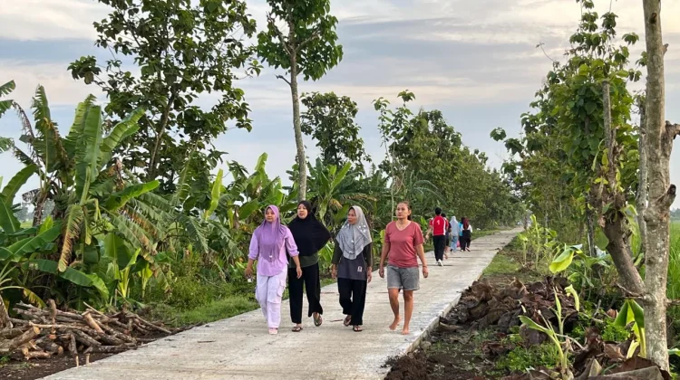 Jalan Betonisasi TMMD Sragen Dimanfaatkan Warga untuk Olahraga