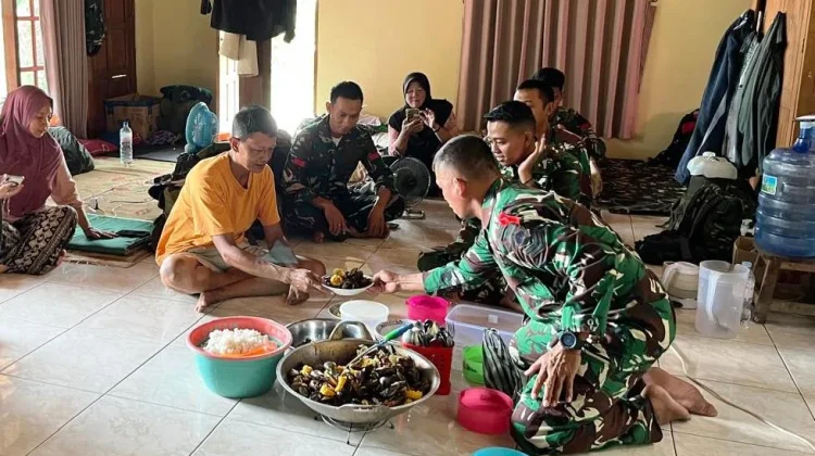 Ketika Sertu Nurdin Jadi “Master Chef” Penakluk Hati Warga Barak Semang