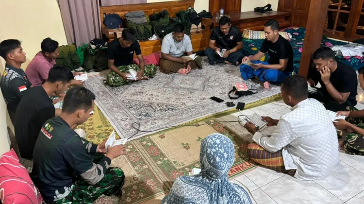 Di Balik Gelap Malam Desa Puro, saat Seragam Loreng dan Sarung Melebur dalam Doa
