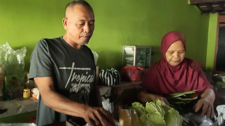Kisah Pasutri Pedagang Sayur di Sragen Berangkat Haji dari Tabungan 20 Ribu Sehari