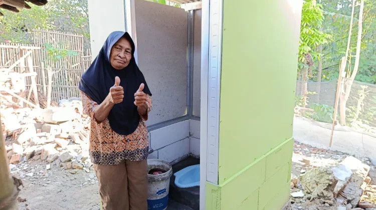 Bantu Sanitasi Warga, TMMD Kodim Sragen Bangun Jamban Sehat di Saradan