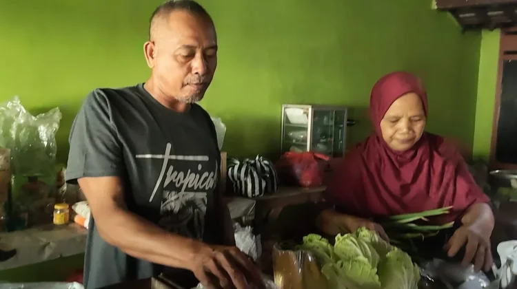 Kisah Pasutri Pedagang Sayur di Sragen Berangkat Haji dari Tabungan 20 Ribu Sehari