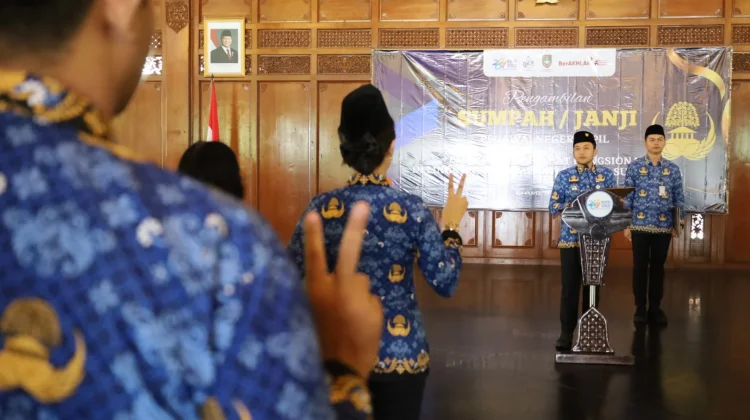 Ambil Sumpah PNS Baru, Respati Ingatkan Loyal kepada Masyarakat