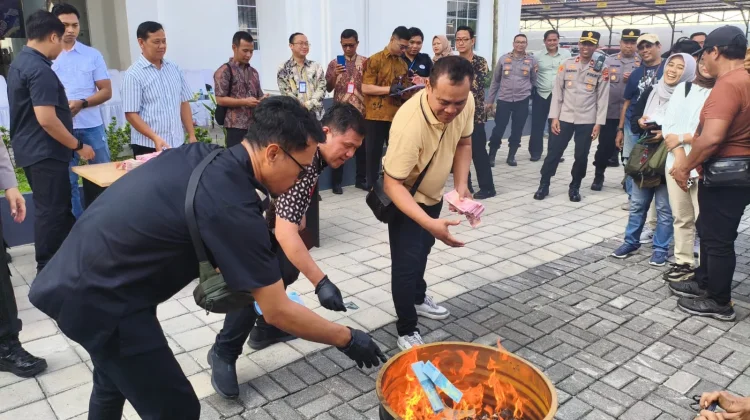 Polresta Surakarta Bakar Belasan Ribu Lembar Uang Rupiah Palsu