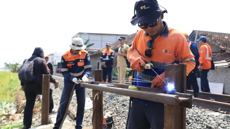 Cegah Kecelakaan, KAI Daop 6 Tutup Perlintasan Liar KA di Plumbon, Sukoharjo