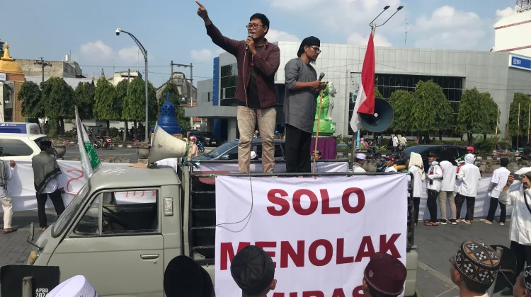 Forum Njogo Solo Demo Tolak Legalisasi Miras di Balai Kota Solo