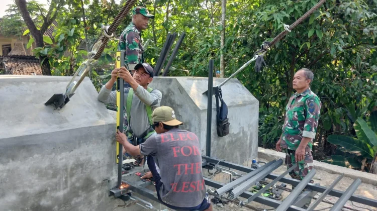 Pemasangan Railing, Babinsa Koramil Trucuk Kawal Pembangunan Jembatan